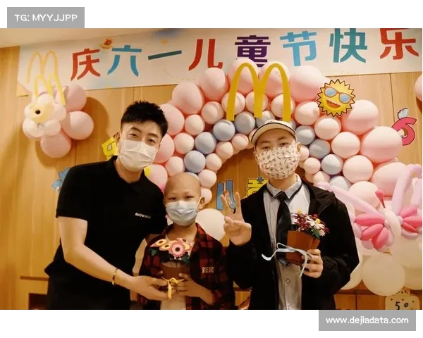 中超俱乐部公益行，探望病童